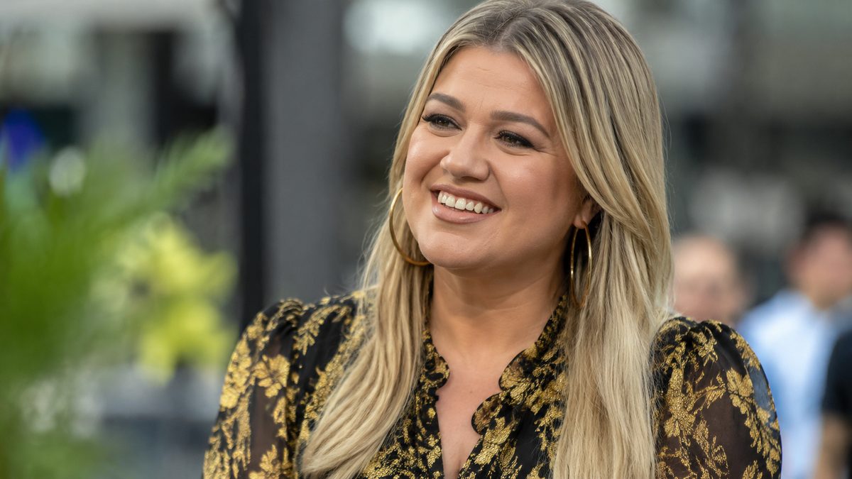 How Did Kelly Clarkson Really Lose Weight? The Full Story