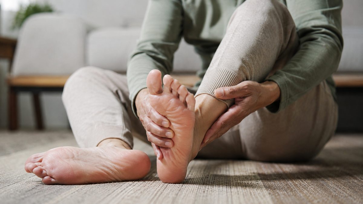 What are the symptoms of neuropathy in the feet?